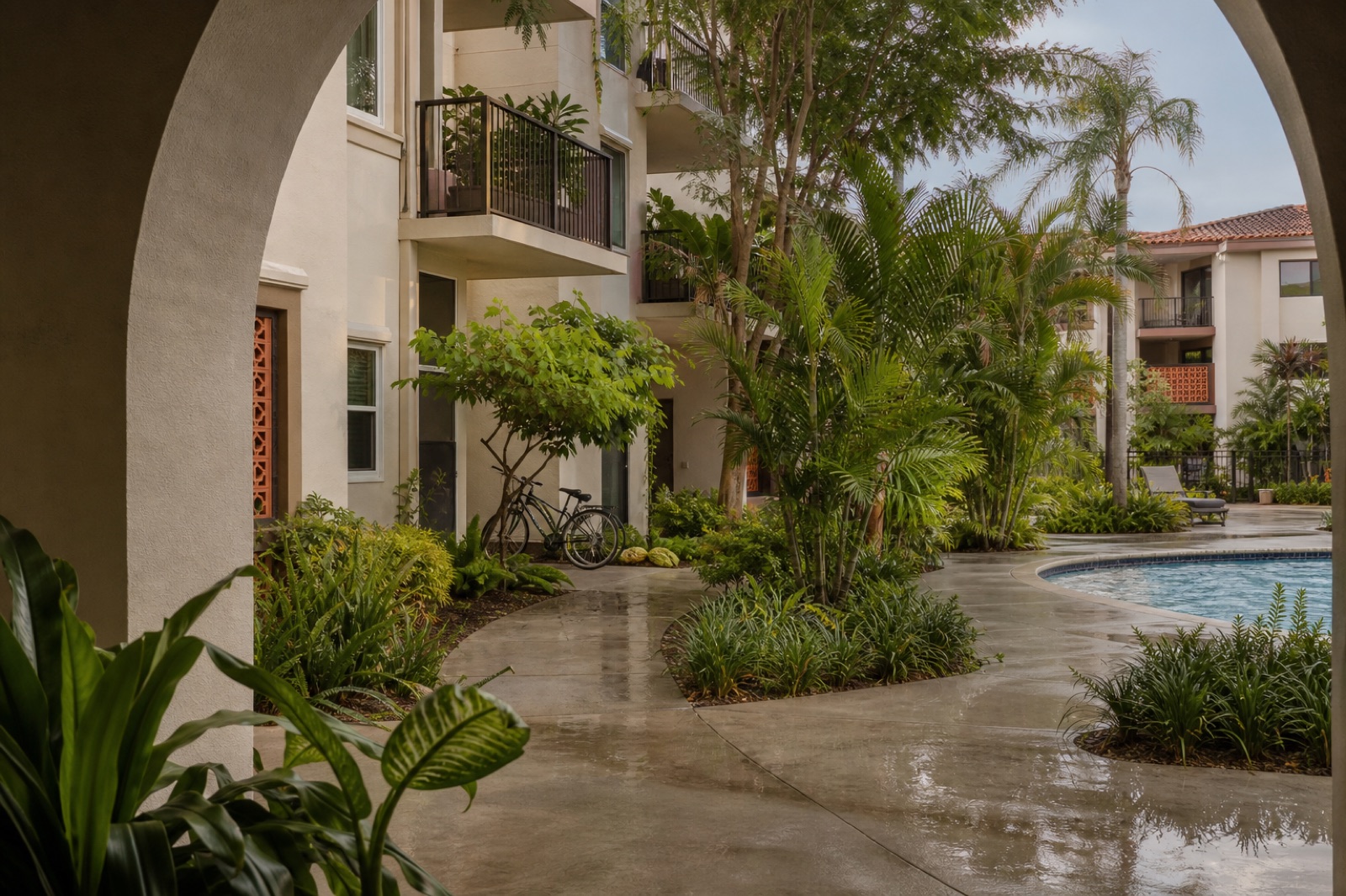 Florida apartment community courtyard